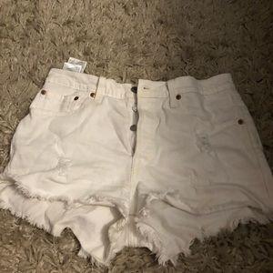 White 501 Levi’s shorts